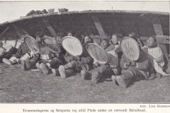 drumers and singers - Fra Gronland 2 p 324, Rasmussen (800 - 514)